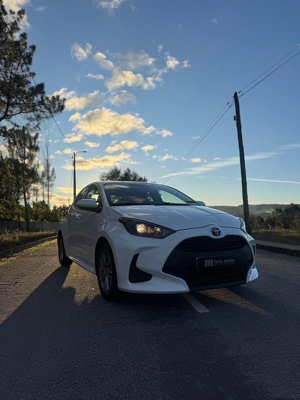 Usado Toyota Yaris Hybrid Comfort 115 HP (84 kW) 2021 Branco