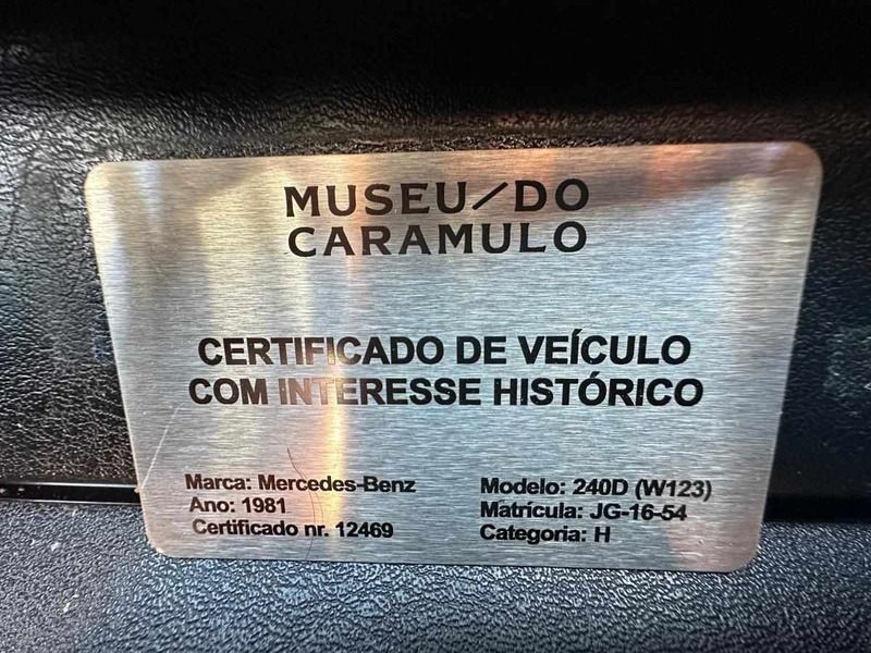 Usado Mercedes 240 72 HP (52 kW) 1981 Cinzento Sedan