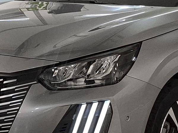 Usado Peugeot e-208 114 kW (156 HP) 2025 Cinzento Citadino