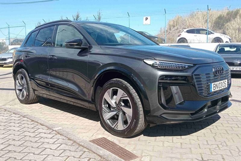 Cinzento Usado 2024 Audi Q6 e-tron Ambiente SUV | € 62.490 - Imagem 1/4
