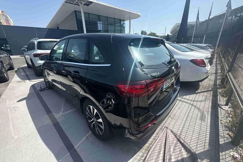 Usado Mercedes B180 116 HP (85 kW) 2024 Preto Monovolume