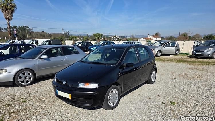Usado Fiat Punto 80 HP (58 kW) 2002 Preto Citadino
