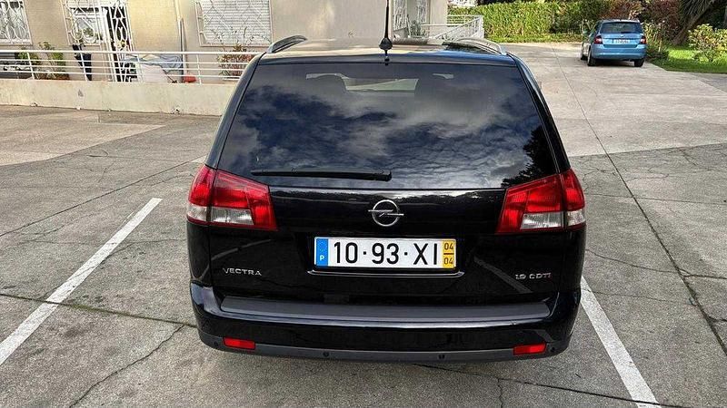 Usado Opel Vectra 150 HP (110 kW) 2004 Preto Sedan