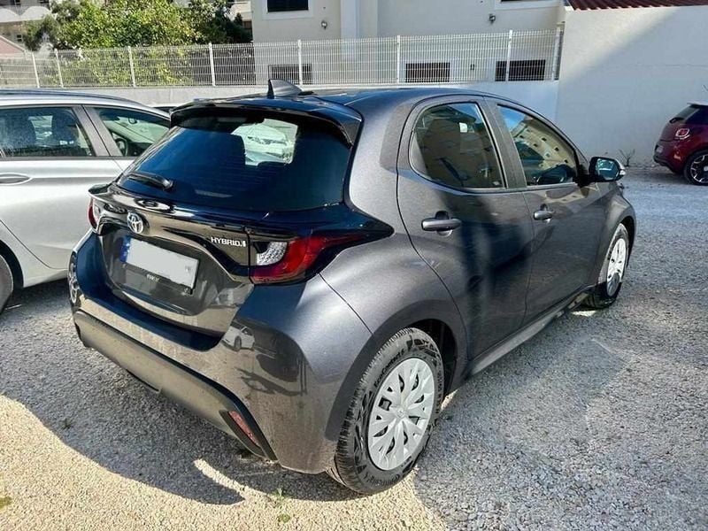 Usado Toyota Yaris Hybrid Comfort 115 HP (84 kW) 2023 Cinzento