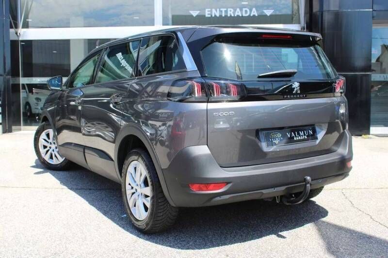 Usado Peugeot 5008 Allure 130 HP (95 kW) 2021 Cinzento Monovolume
