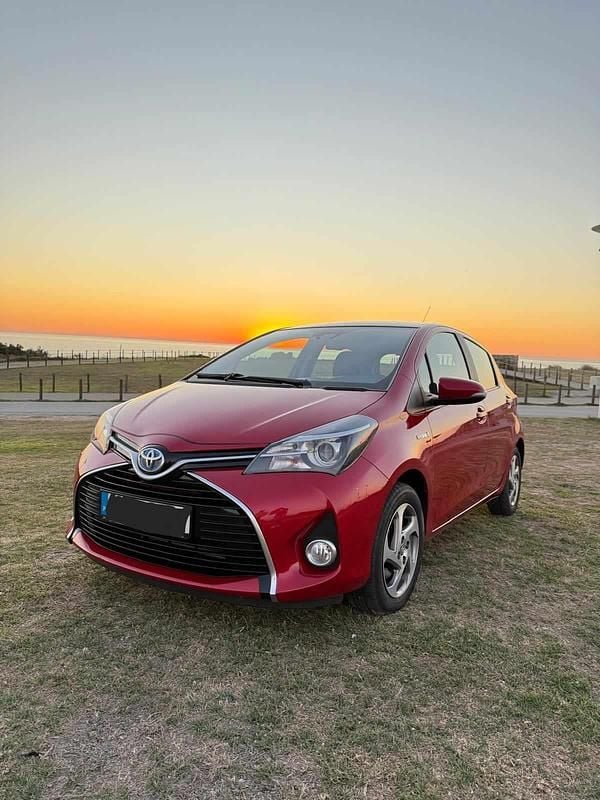 Vermelho Usado 2016 Toyota Yaris Hybrid | € 16.900 (Preço justo) - Imagem 1/4