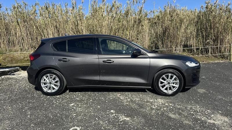 Usado Ford Focus 125 HP (91 kW) 2022 Cinza escuro Citadino