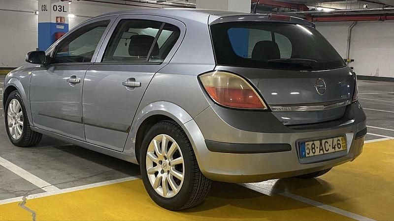 Usado Opel Astra 90 HP (66 kW) 2005 Sedan
