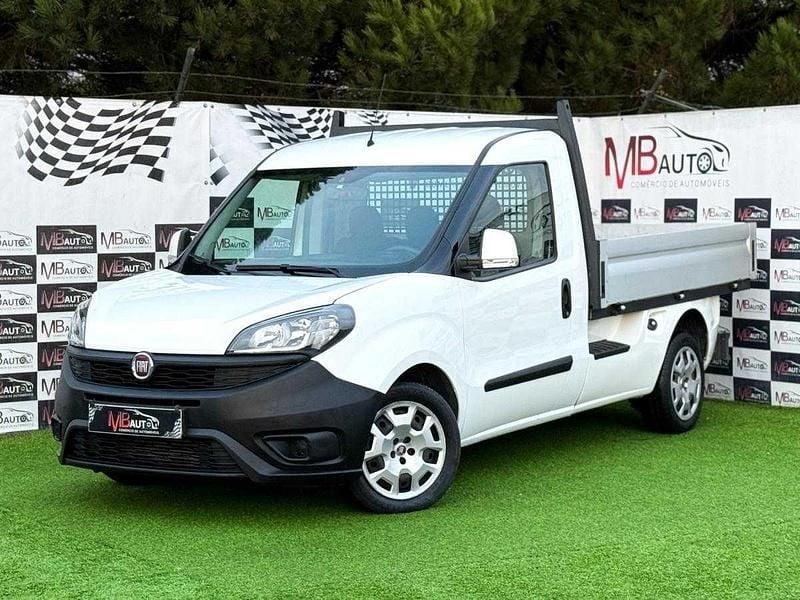Branco Usado 2019 Fiat Doblò Monovolume | € 18.900 - Imagem 1/4
