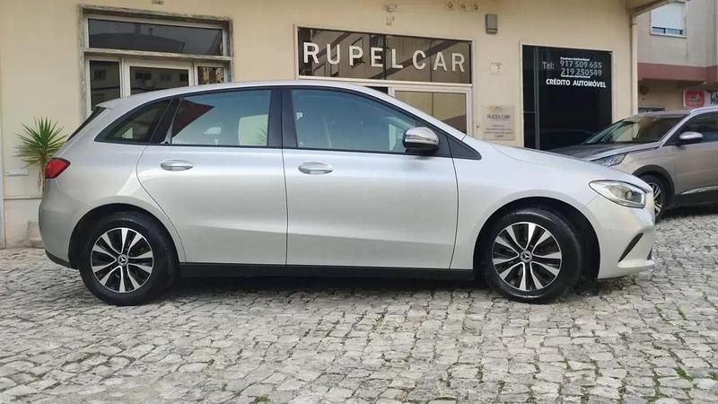 Usado Mercedes B180 Business 116 HP (85 kW) 2021 Cinza prata Monovolume