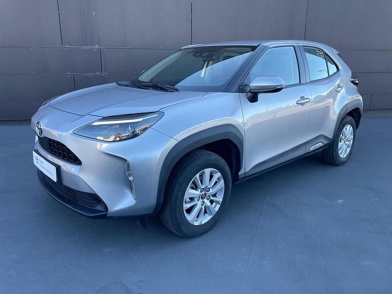 Cinza (pintura metalizada) Usado 2024 Toyota Yaris Comfort | € 26.750 (Preço justo) - Imagem 1/4