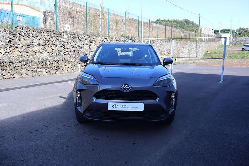 Cinza (pintura metalizada) Usado 2024 Toyota Yaris Comfort | € 27.500 (Preço justo) - Imagem 1/4