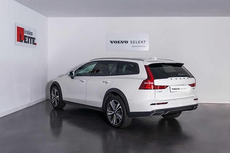 Usado Volvo V60 CC Pro 197 HP (144 kW) 2022 Branco gelo  614 Carrinha