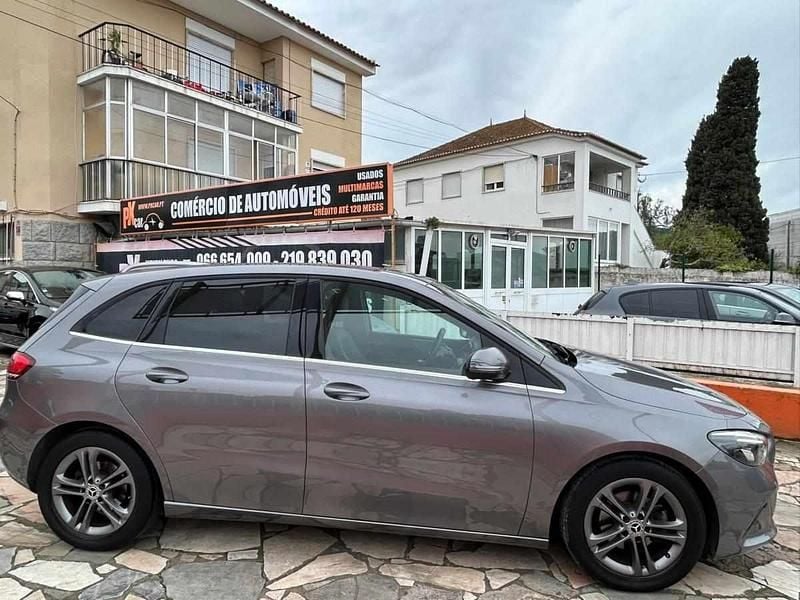 Usado Mercedes B180 116 HP (85 kW) 2020 Cinzento Monovolume