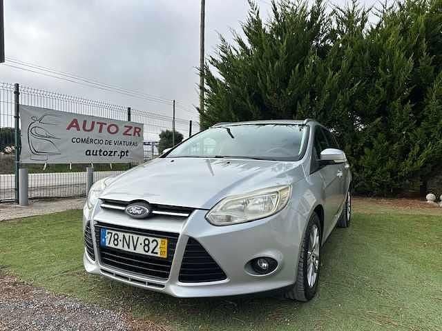 Cinzento Usado 2013 Ford Focus Sedan | € 7.900 (Preço justo) - Imagem 1/4