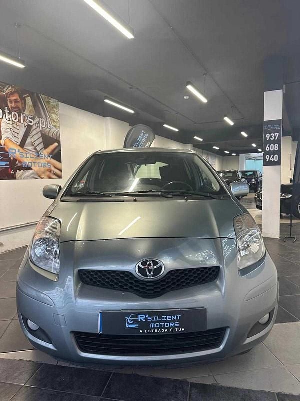 Cinzento Usado 2010 Toyota Yaris | € 7.990 (Preço justo) - Imagem 1/4