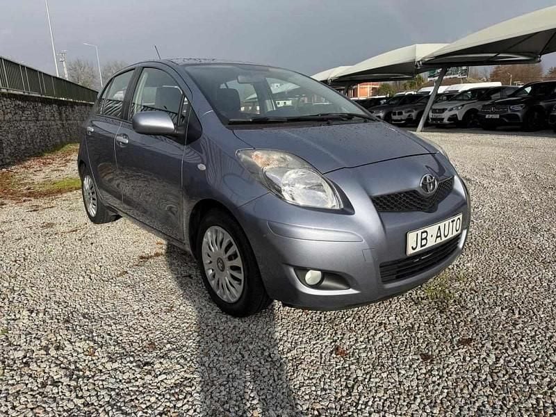 Usado Toyota Yaris Comfort 70 HP (51 kW) 2011 Cinza