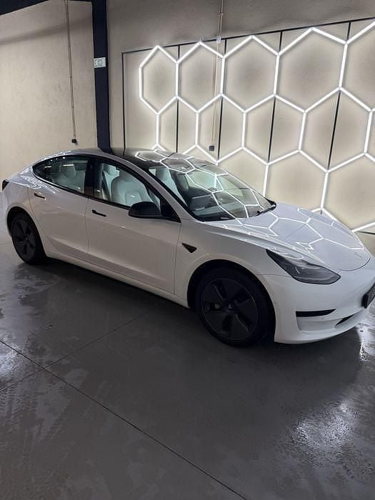 Usado 2022 Tesla Model 3 Standard Range Sedan | € 26.800 (Preço justo) - Imagem 1/4