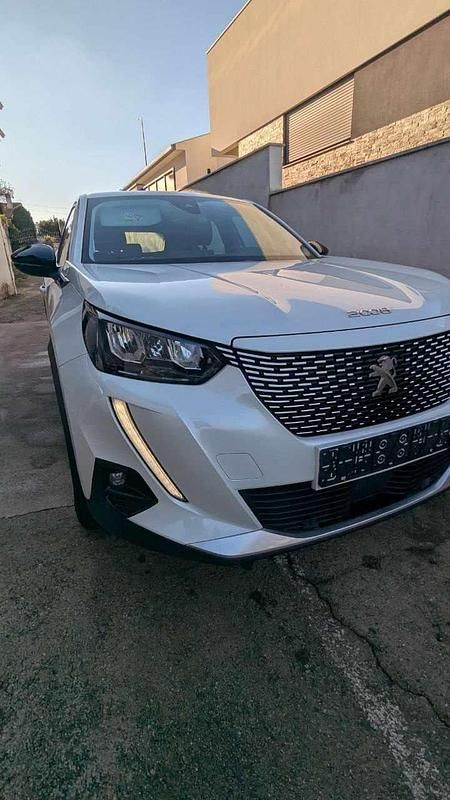 Usado Peugeot e-2008 Active 98 kW (134 HP) 2022 Branco SUV