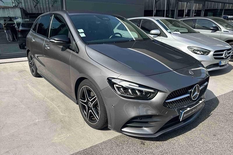 Cinzento Usado 2023 Mercedes B180 AMG line Monovolume | € 36.900 - Imagem 1/4