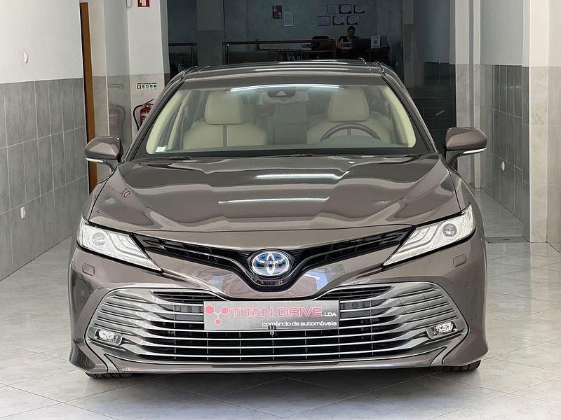 Usado Toyota Camry 218 HP (160 kW) 2021 Castanho Sedan
