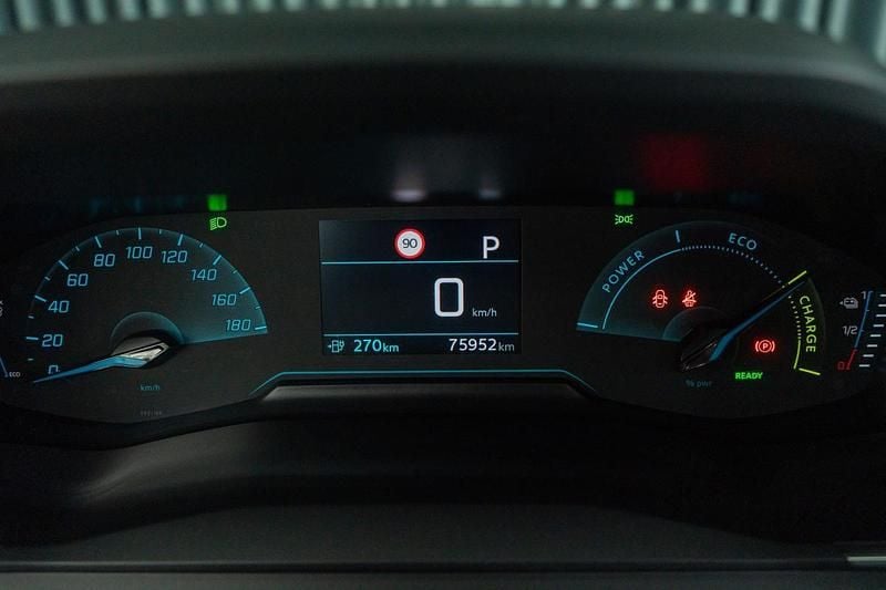 Usado Peugeot e-2008 100 kW (136 HP) 2023 Branco SUV