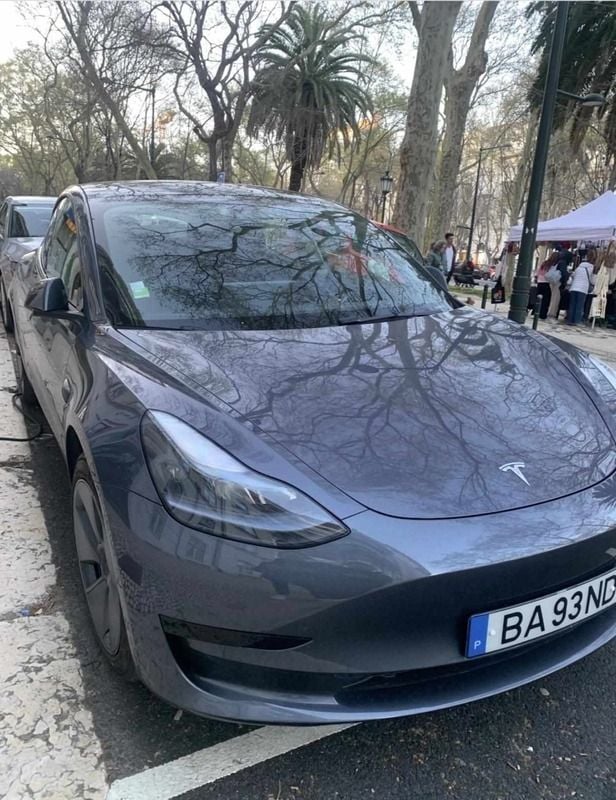Cinzento Usado 2023 Tesla Model 3 Standard Range Sedan | € 32.000 (Preço justo) - Imagem 1/4