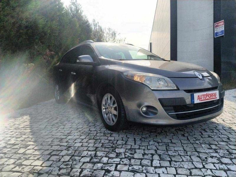 Cinzento Usado 2010 Renault Mégane III Carrinha | € 9.499 (Caro) - Imagem 1/4