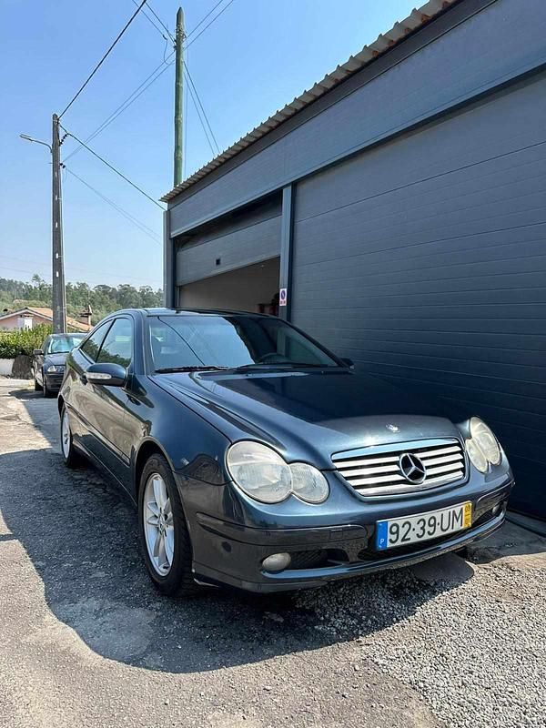 Azul Usado 2003 Mercedes C220 Coupé | € 6.200 (Preço justo) - Imagem 1/4