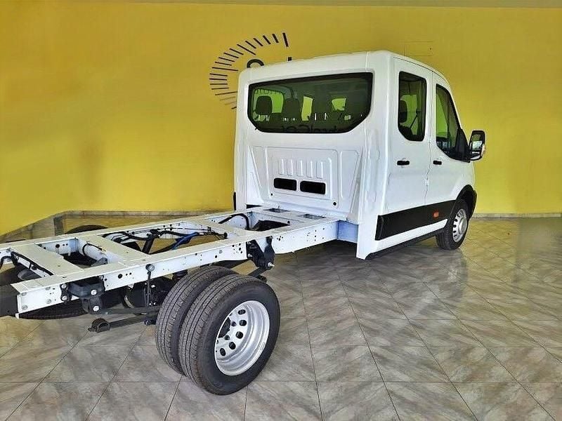 Branco Usado 2023 Ford Transit Trend Monovolume | € 43.000 - Imagem 1/4