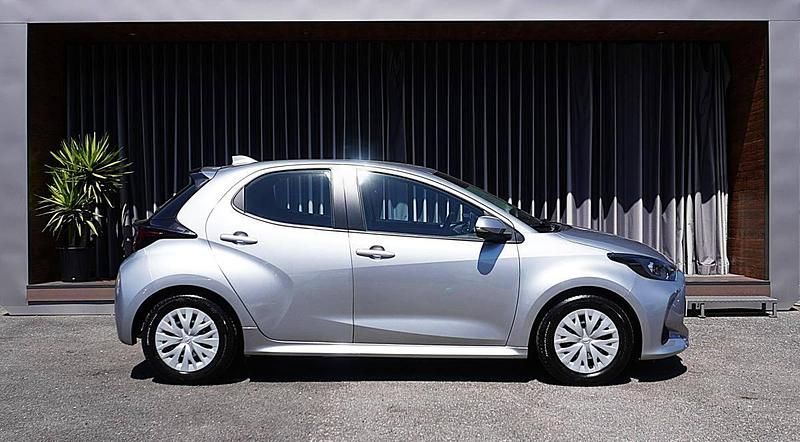 Usado Toyota Yaris Hybrid Comfort 116 HP (85 kW) 2021 Cinza