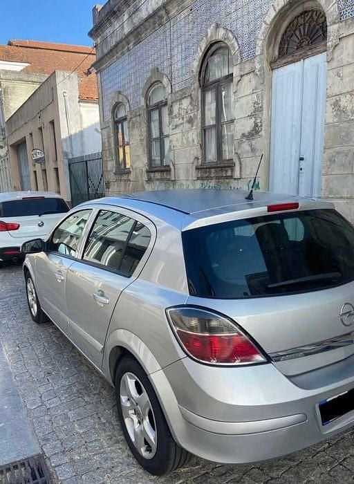 Usado Opel Astra 90 HP (66 kW) 2008 Sedan