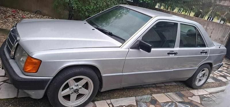 Cinzento Usado 1993 Mercedes 190 Sedan | € 3.750 - Imagem 1/4