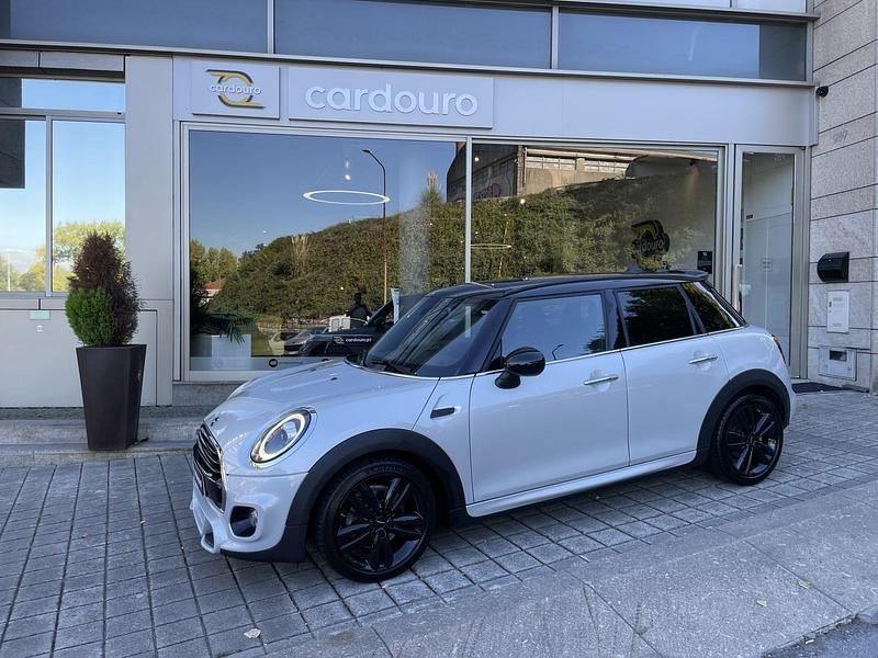 Branco cinzento, preto Usado 2019 Mini Cooper D Citadino | € 19.900 (Preço justo) - Imagem 1/4