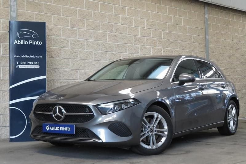 Cinza Usado 2023 Mercedes A200 Progressive Citadino | € 29.900 (Bom preço) - Imagem 1/4