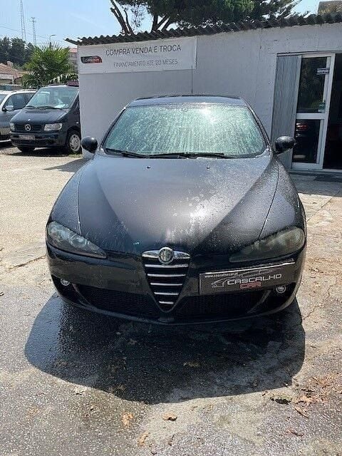 Preto Usado 2005 Alfa Romeo 147 Executive Citadino | € 3.950 - Imagem 1/4