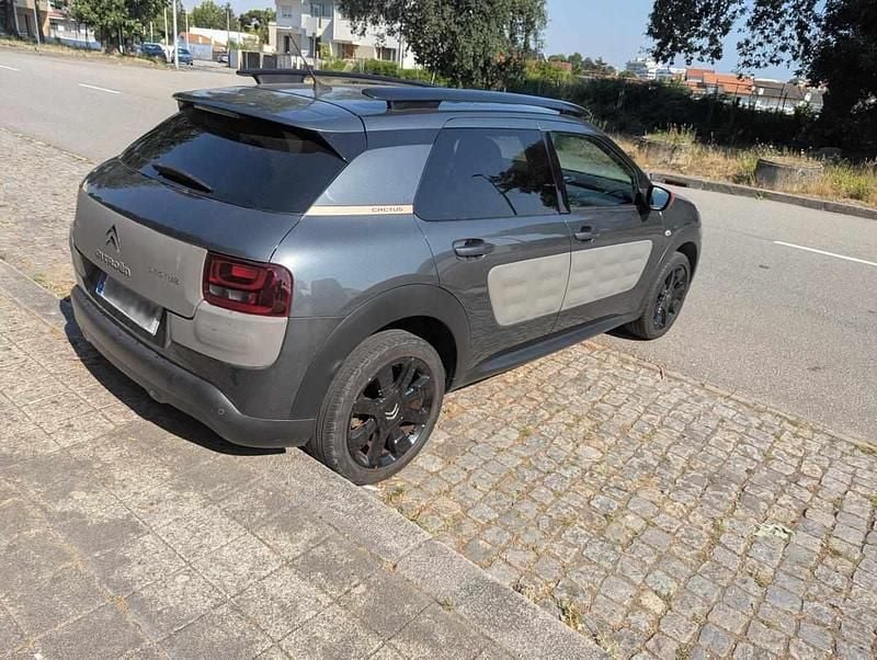 Cinzento Usado 2015 Citroën C4 Cactus PureTech Citadino | € 9.000 (Bom preço) - Imagem 1/4