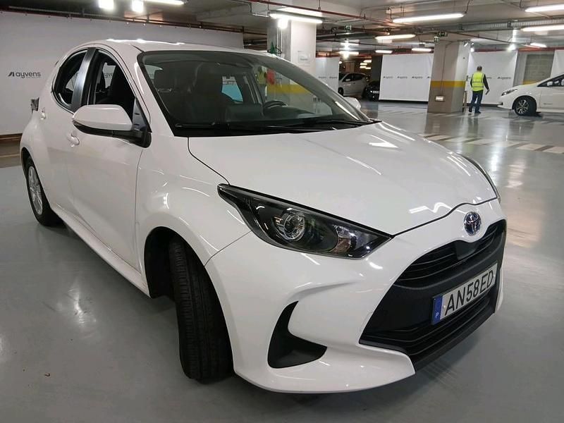 Usado Toyota Yaris Hybrid Comfort 115 HP (84 kW) 2021 Branco