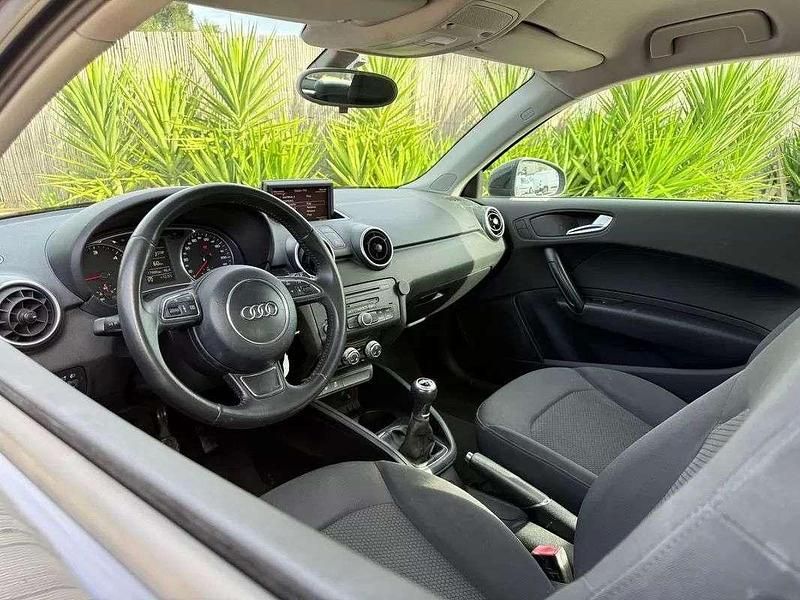 Usado Audi A1 Sport 105 HP (77 kW) 2011 Preto Citadino