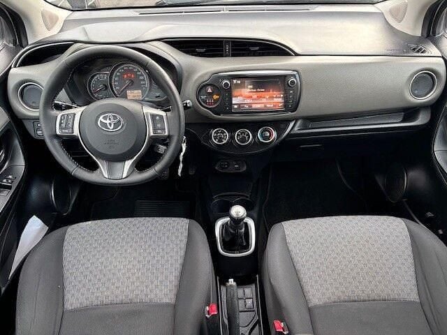 Usado Toyota Yaris Comfort 69 HP (50 kW) 2015 Cinza Citadino