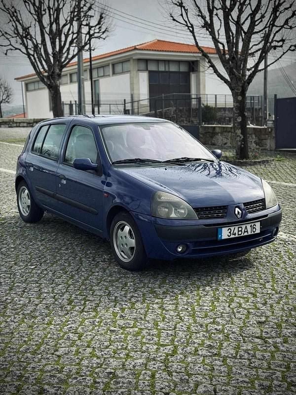 Usado Renault Clio II 80 HP (58 kW) 2002 Azul
