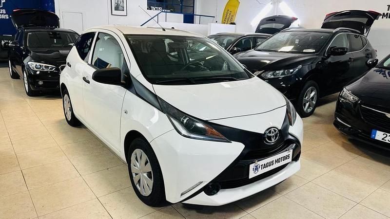 Usado Toyota Aygo 69 HP (50 kW) 2017 Branco Citadino