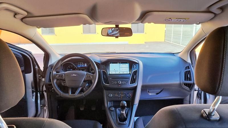 Usado Ford Focus Titanium 120 HP (88 kW) 2017 Cinzento (metalizado) Carrinha