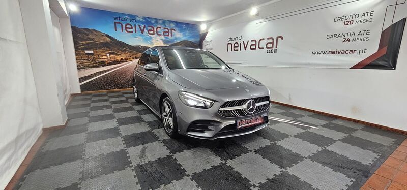 Cinzento Usado 2019 Mercedes B180 AMG line Monovolume | € 27.999 (Preço justo) - Imagem 1/4