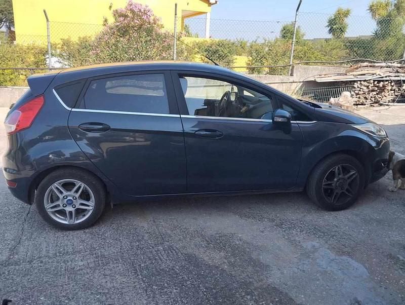 Cinzento Usado 2015 Ford Fiesta Citadino | € 6.500 (Super Preço) - Imagem 1/4