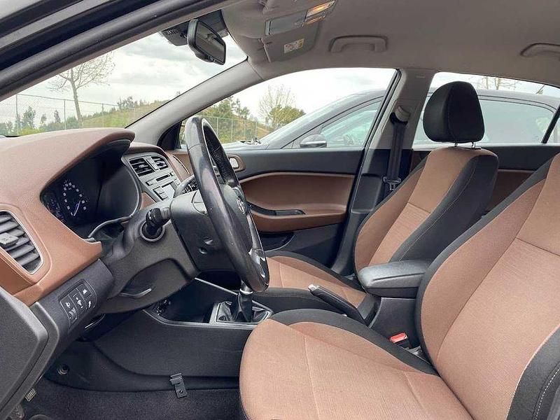 Usado Hyundai i20 75 HP (55 kW) 2015 Sedan