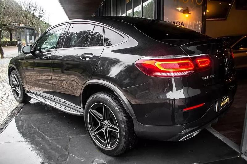 Usado Mercedes GLC300e AMG line 319 HP (234 kW) 2022 Cinza antracite Coupé