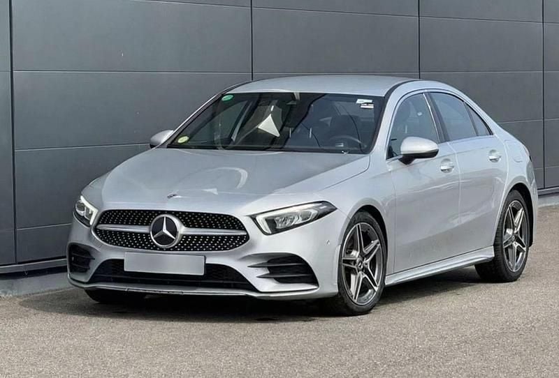 Cinza Usado 2022 Mercedes A200 AMG line Sedan | € 28.250 (Bom preço) - Imagem 1/4