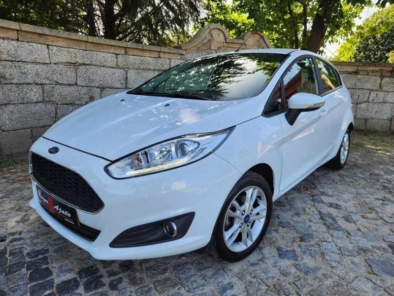 Branco Usado 2016 Ford Fiesta Trend Citadino | € 12.990 (Caro) - Imagem 1/4