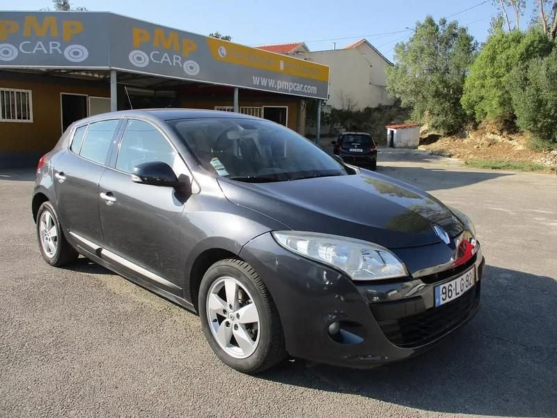 Cinzento Usado 2011 Renault Mégane III Dynamique | € 6.900 (Bom preço) - Imagem 1/4